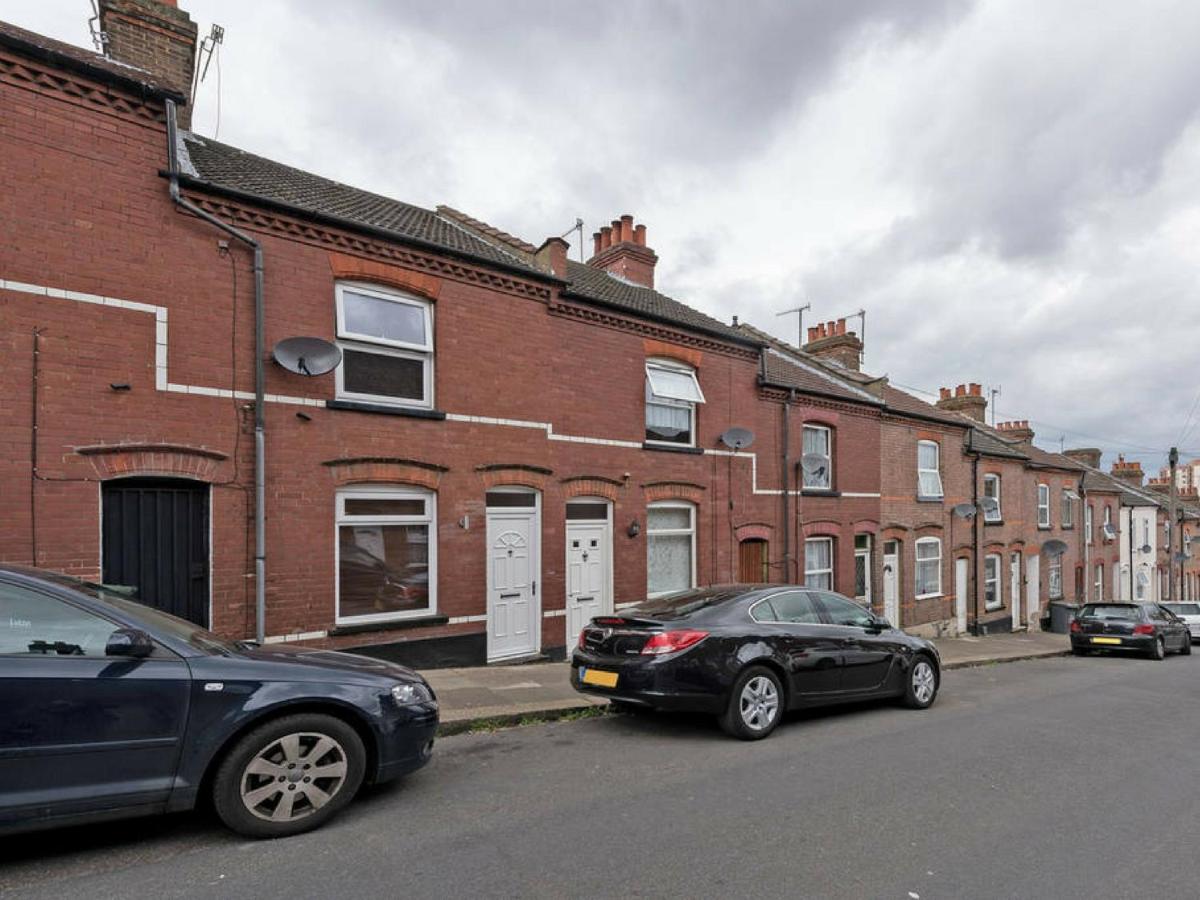 Cambridge House - Modern 2 Bedroom House, Close to Luton Airport & Town Centre - Bed and Breakfast