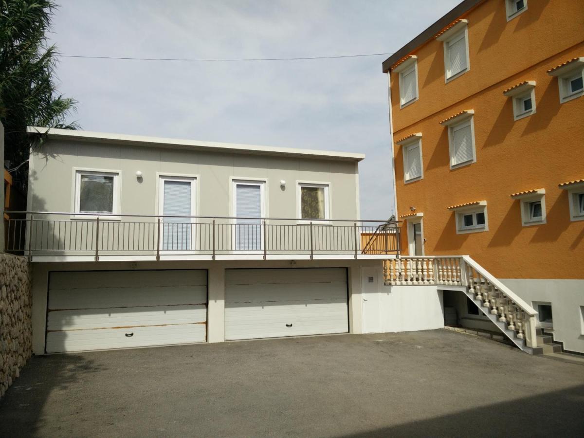 Apartment mit Balkon