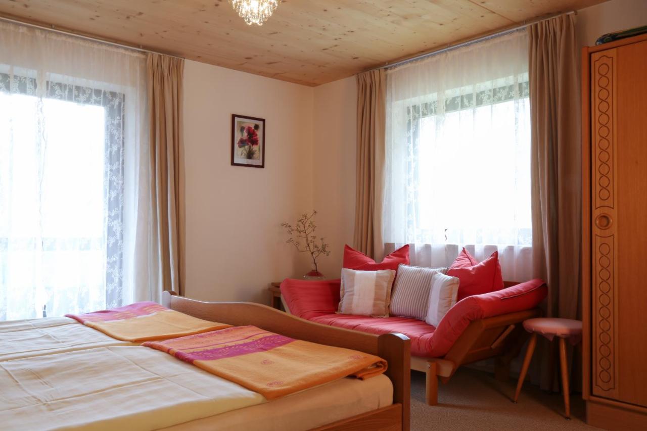 Dreibettzimmer mit Balkon und Bergblick