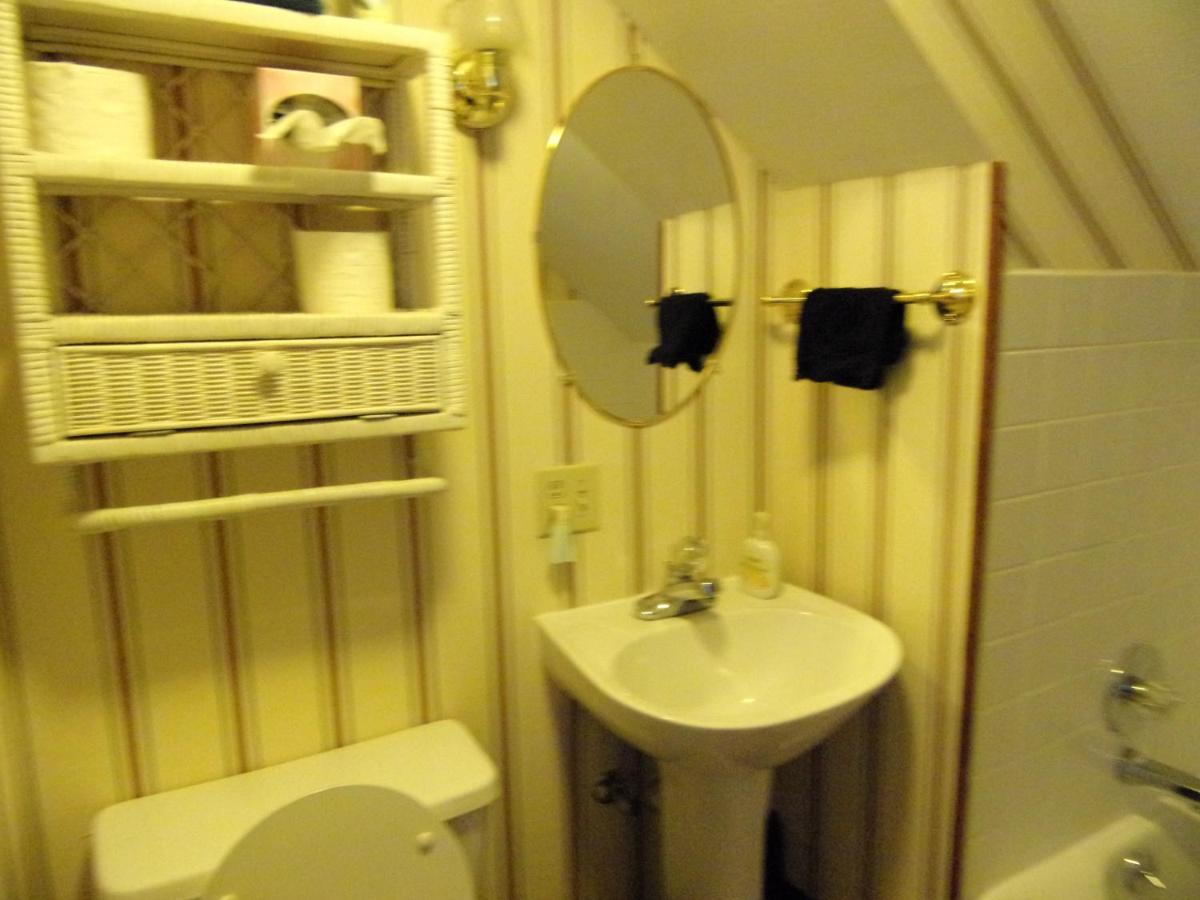 Knox - Double Room with Shared Bathroom