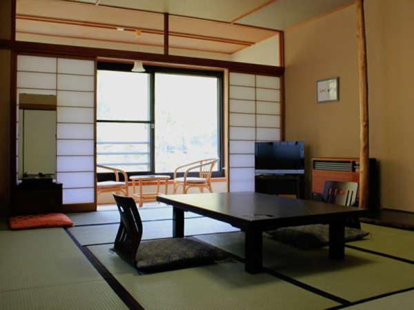 Deluxe Kamer in Japanse stijl met Eigen Badkamer en Toilet - Oostelijk Gebouw - Uitzicht op de Rivier - Rookvrij