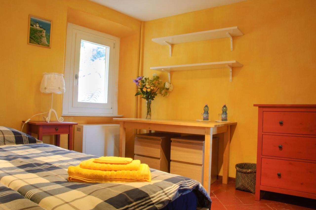 Camera Matrimoniale con Bagno in Comune 