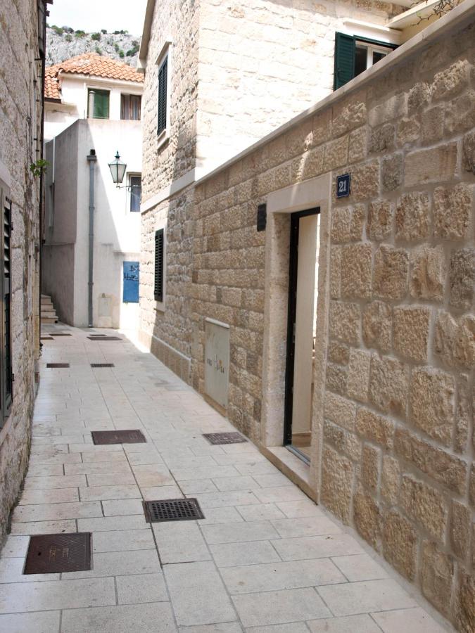 House Nataniel in Omiš near sea - B&B