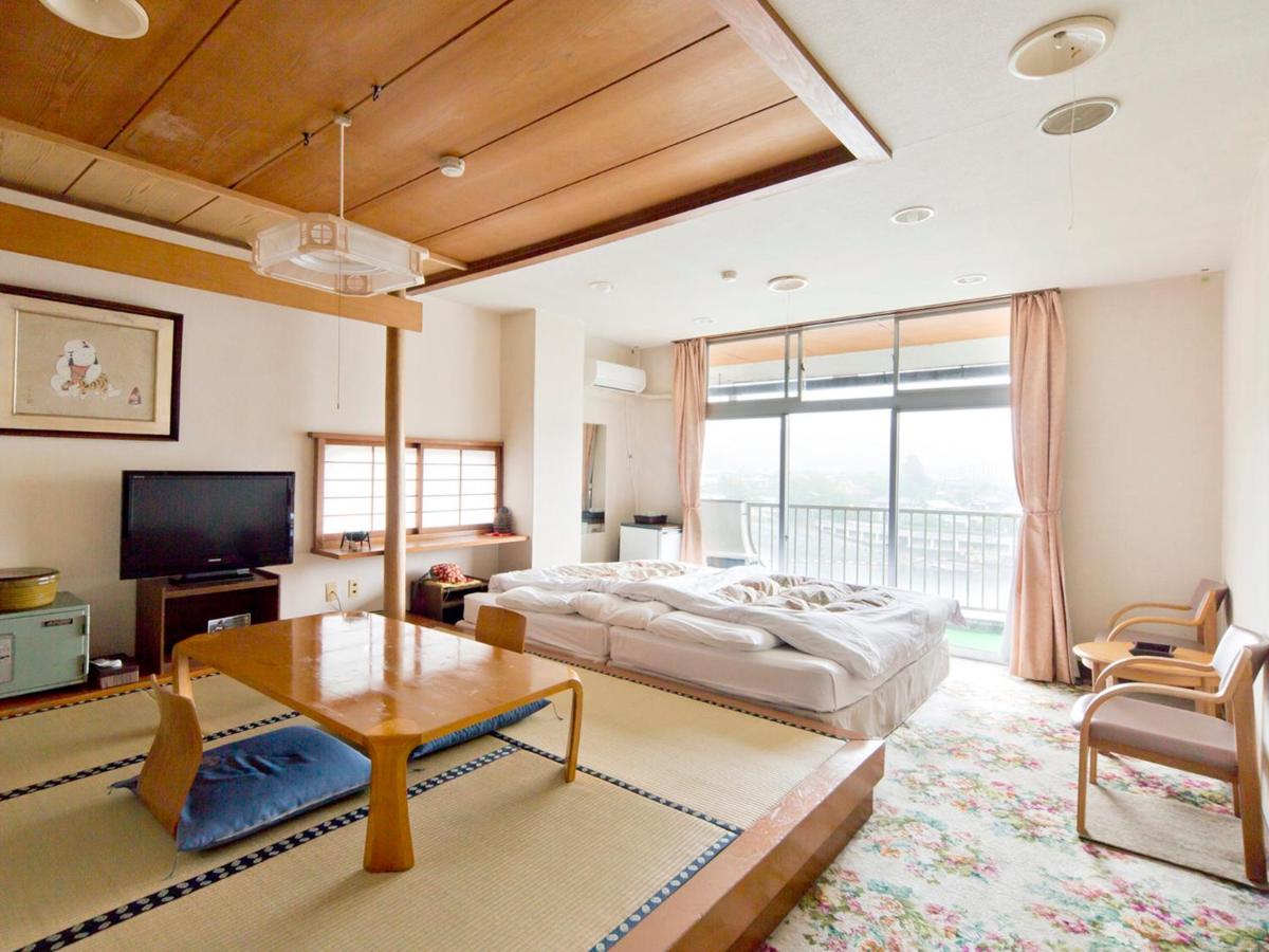Zimmer mit Tatami-Bereich und Seeblick