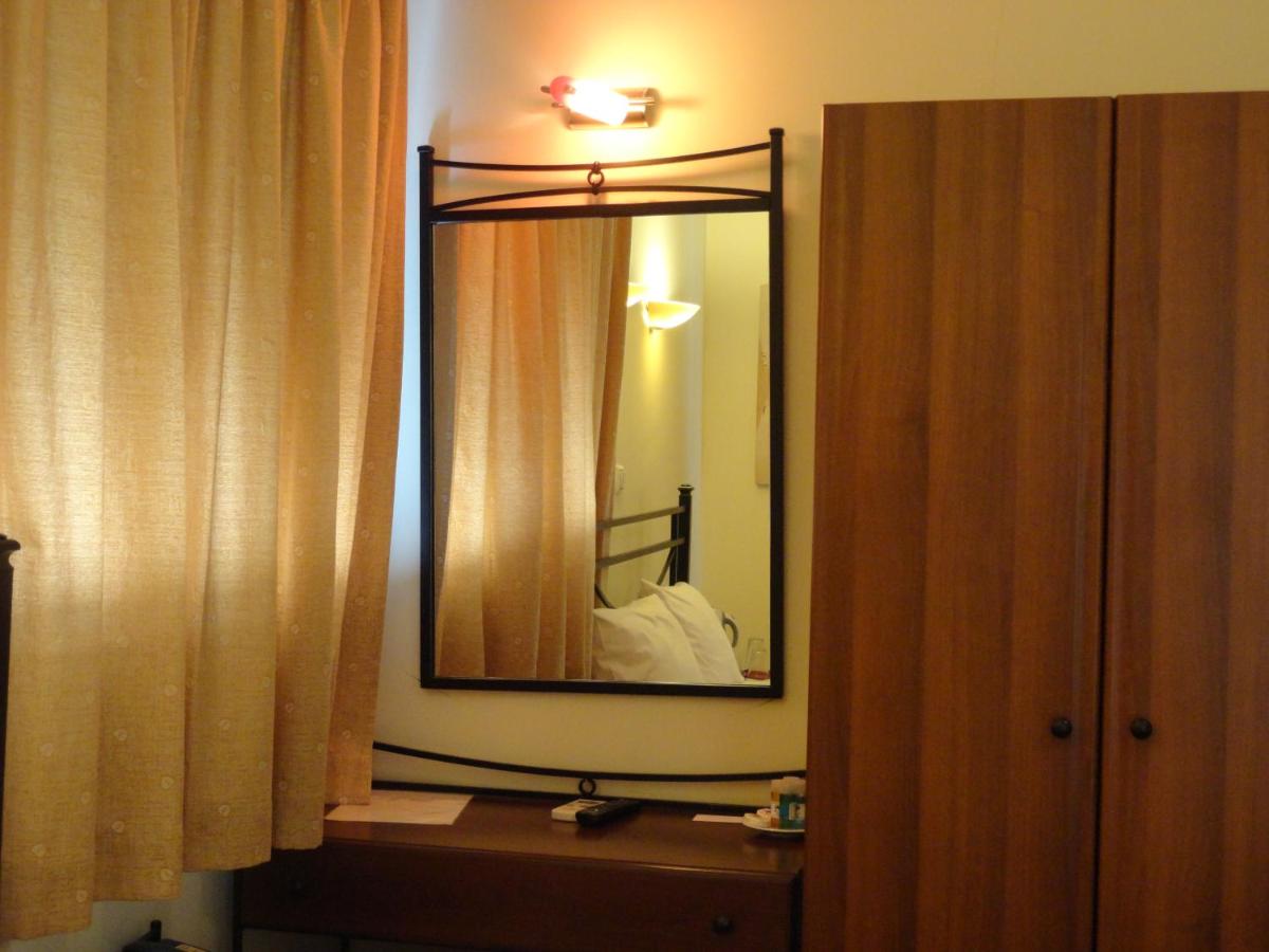 Großes Doppel-/Zweibettzimmer
