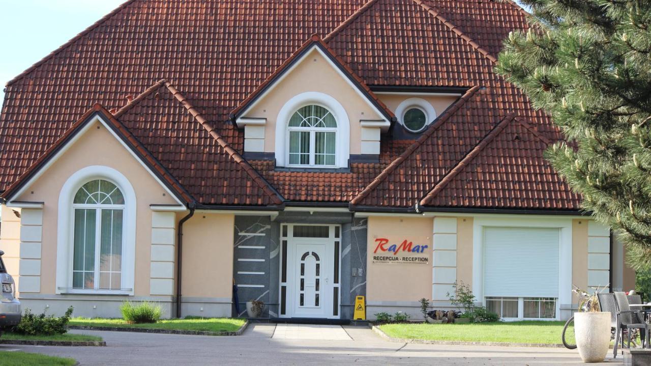 Apartmaji in sobe RaMar - B&B Straža