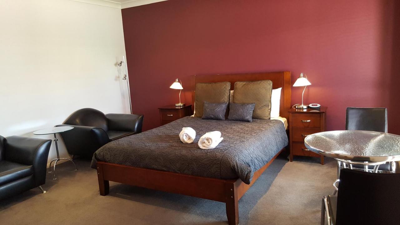 Habitación con cama grande y bañera de hidromasaje