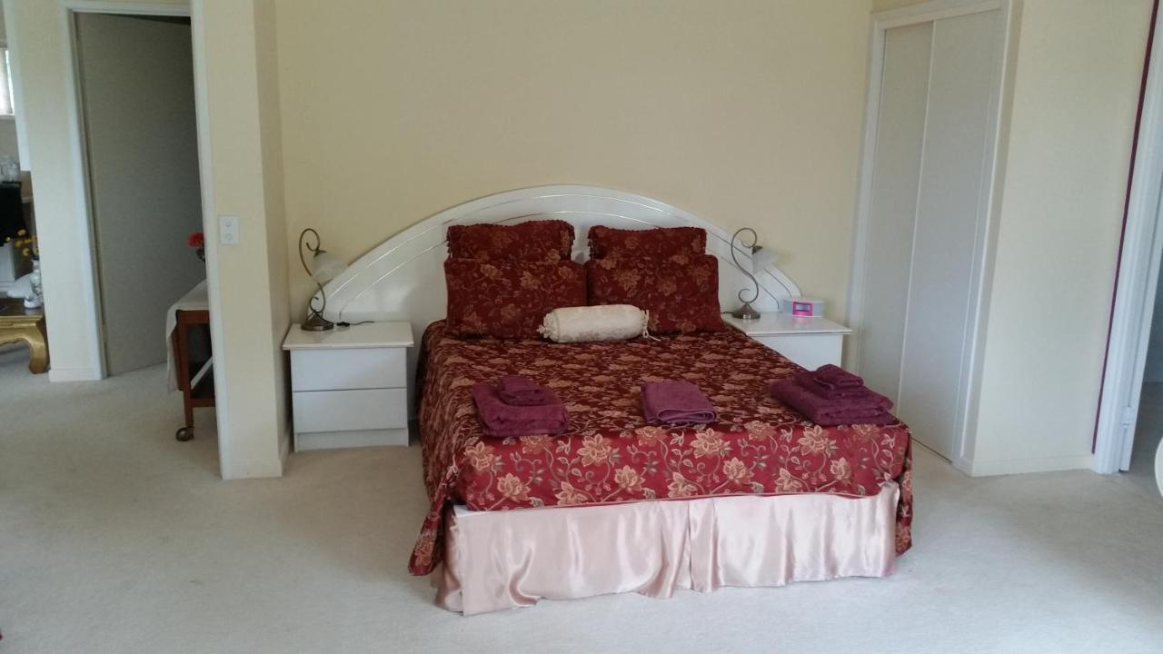 Queen Room with Private Bathroom and a Deck with Garden and Sea Views - Magenta