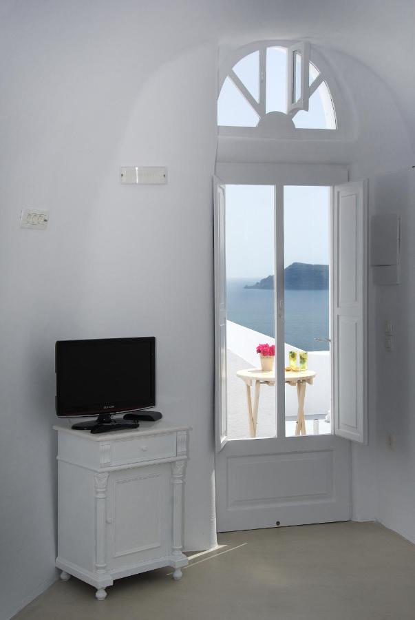 Traditional Cave Apartment with Side Caldera View