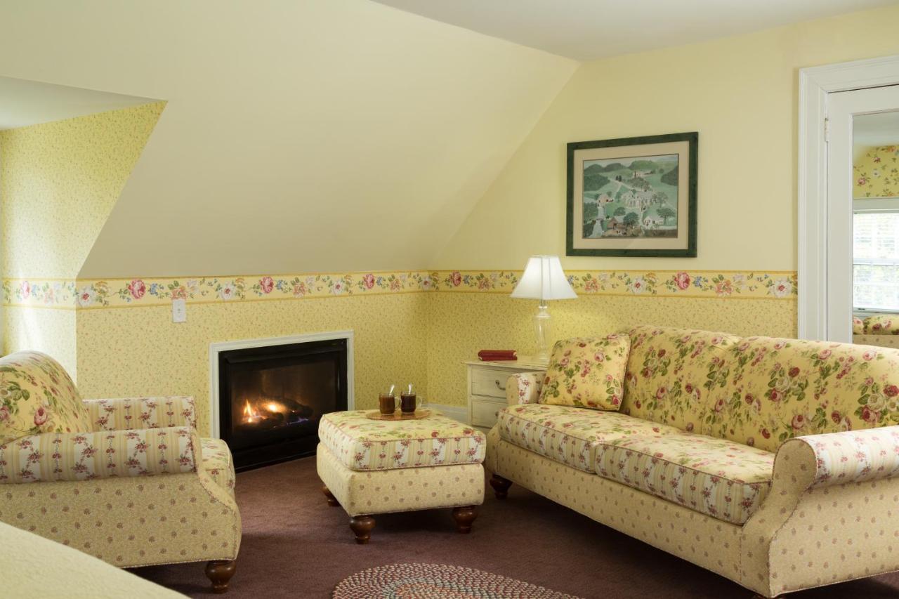 Room 5 - King Room with sitting area 3rd floor - stairs