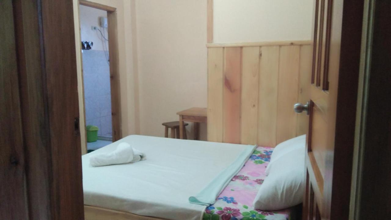 Tweepersoonskamer met 2 Aparte Bedden en Gedeelde Badkamer