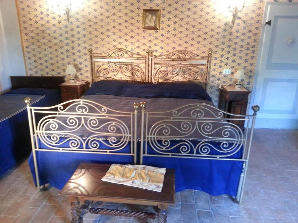 Habitación con cama extragrande y vistas al jardín 