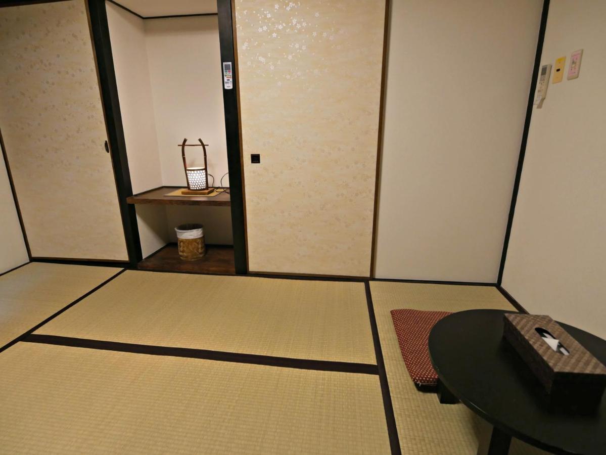 Camera Doppia in Stile Giapponese con Letti Singoli e Bagno in Comune