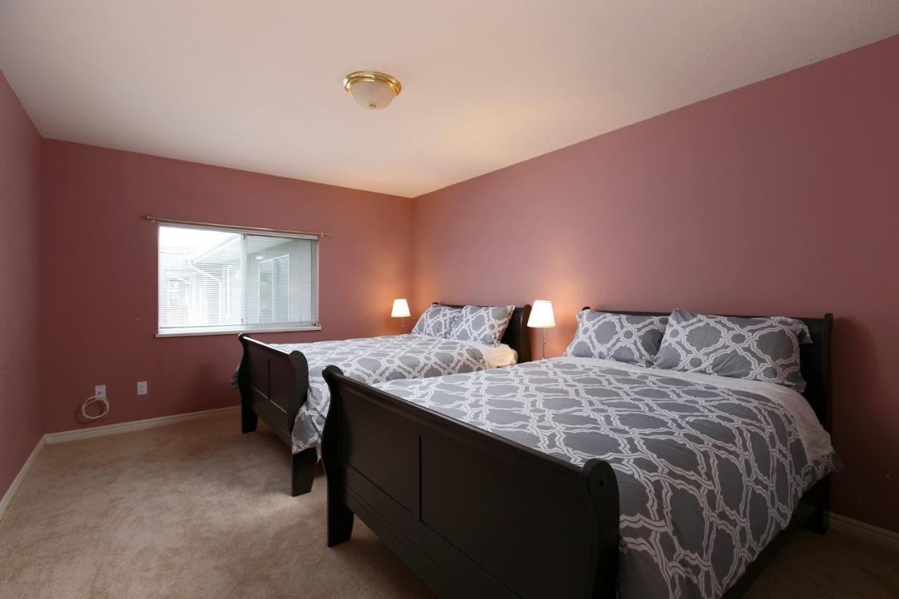 Habitación Estándar con 2 camas dobles y baño compartido