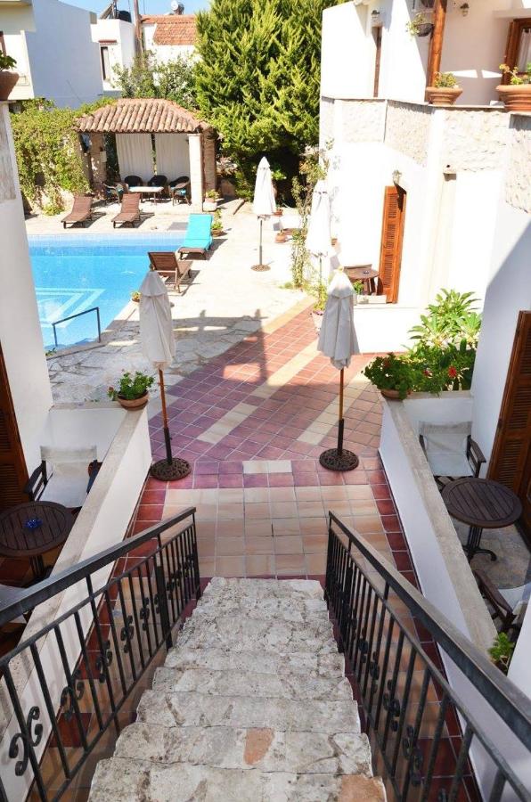 Apartment with Pool View