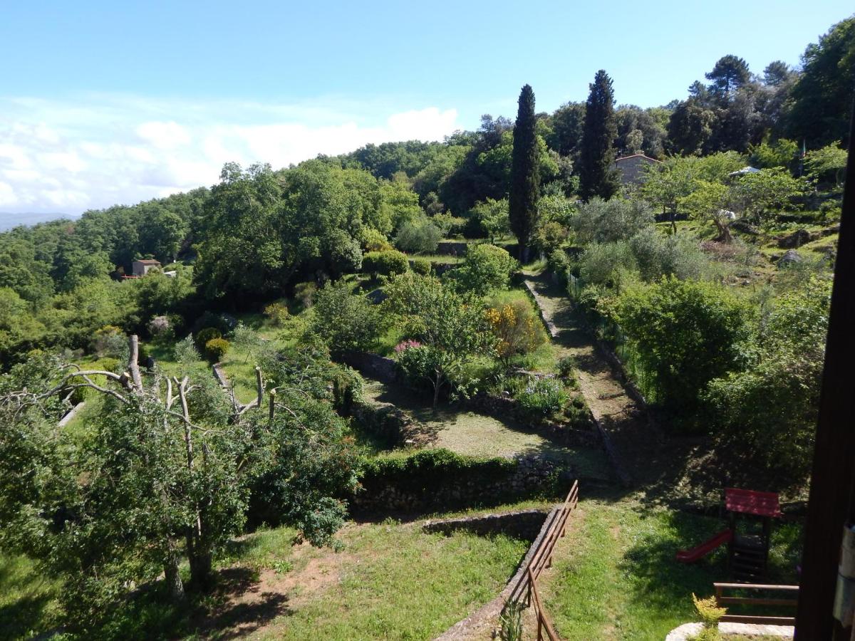 Habitación con cama extragrande y balcón