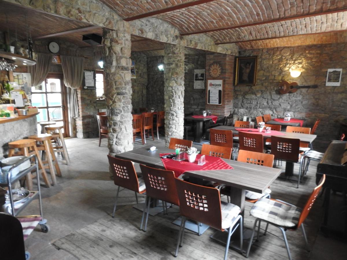 Restaurace a penzion U Lva - B&B Karlštejn
