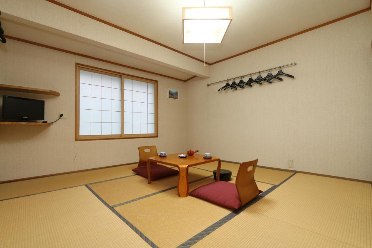 Deze driepersoonskamer heeft een gedeelde badkamer.