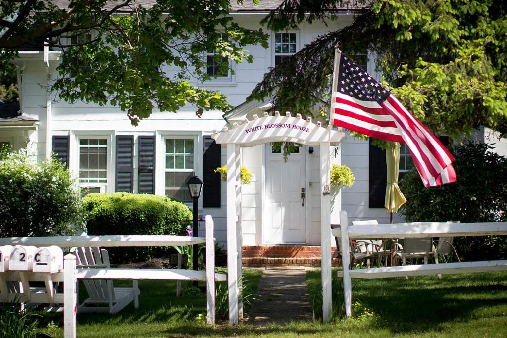 B&B Southold - Historic White Blossom House - Bed and Breakfast Southold