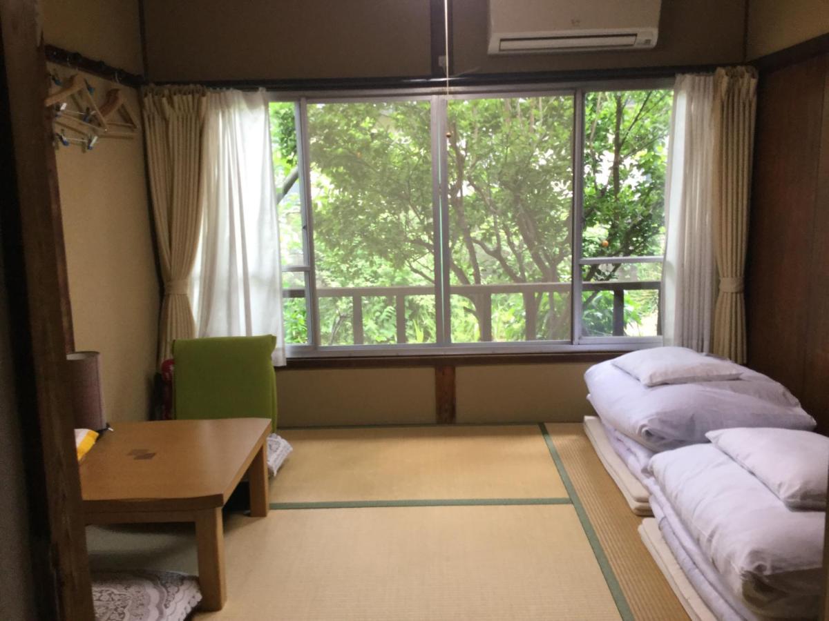 Tweepersoonskamer in Japanse Stijl met 2 Aparte Bedden en Gedeelde Badkamer