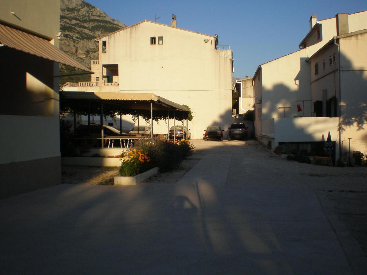 Studio Apartments Marija with private parking - B&B Macarsca