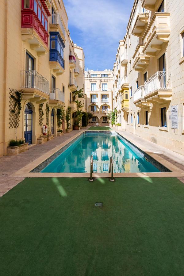 Seaview Luxury Penthouse with Shared Swimming Pool - B&B
