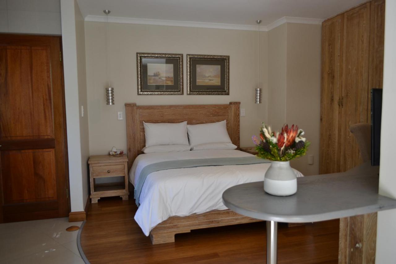 Deluxe Queen Suite