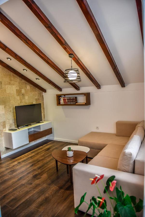 Apartment with Pool View