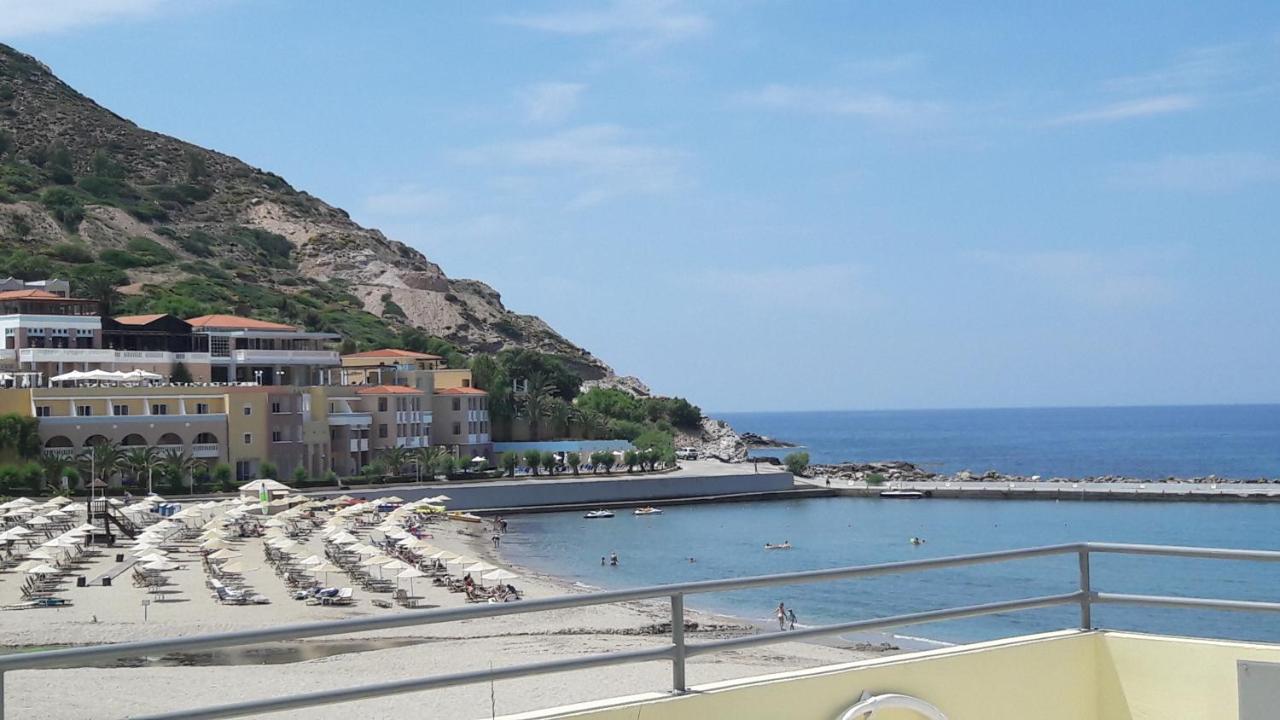 Estudio con vistas al mar y a la montaña
