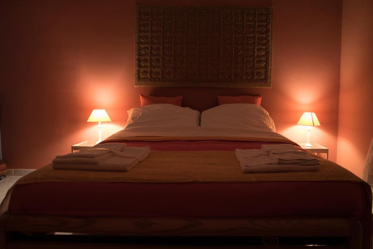 Habitación con cama extragrande y vistas a la montaña