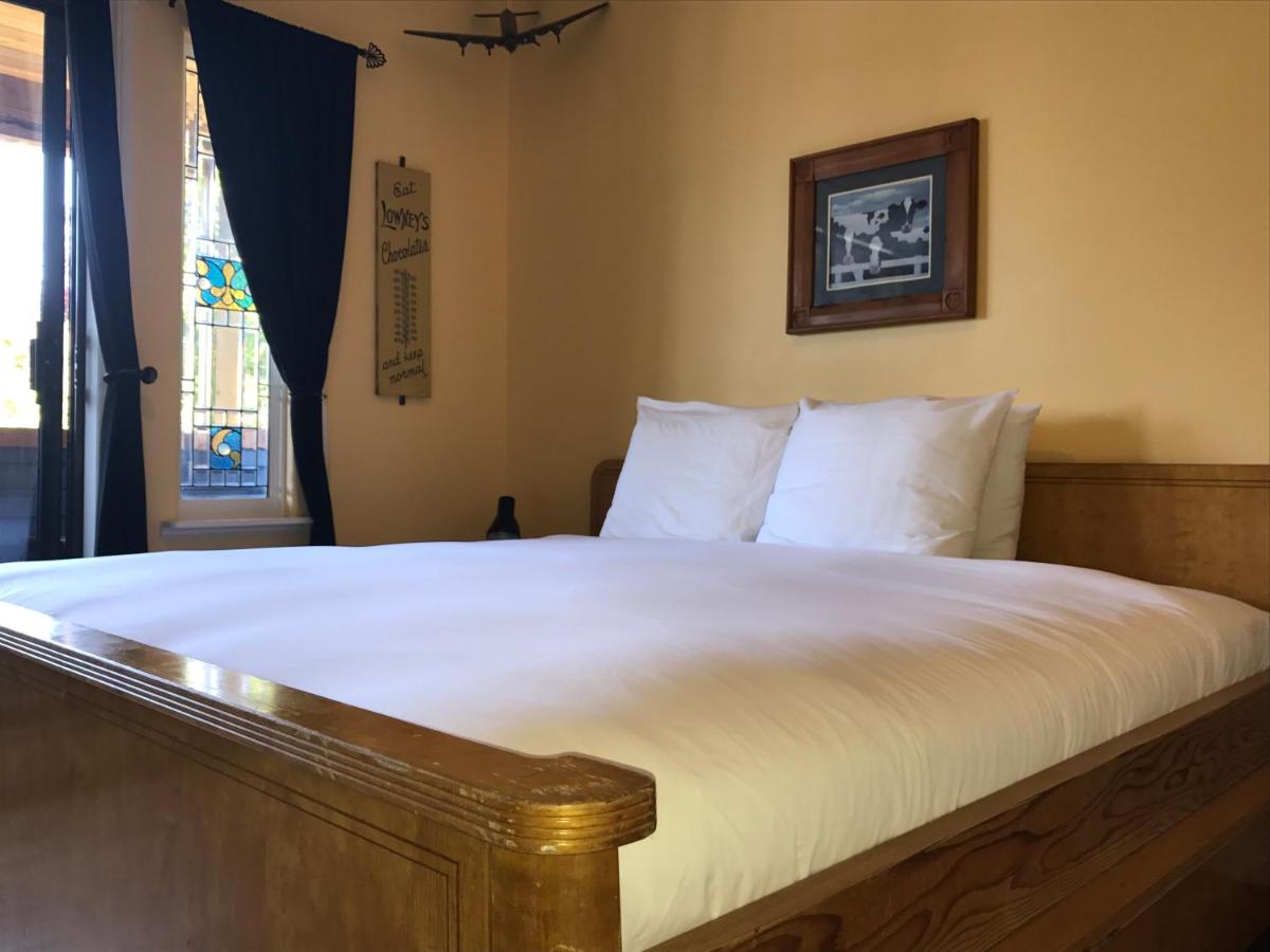 Zimmer mit Kingsize-Bett und seitlichem Blick auf das Wasser