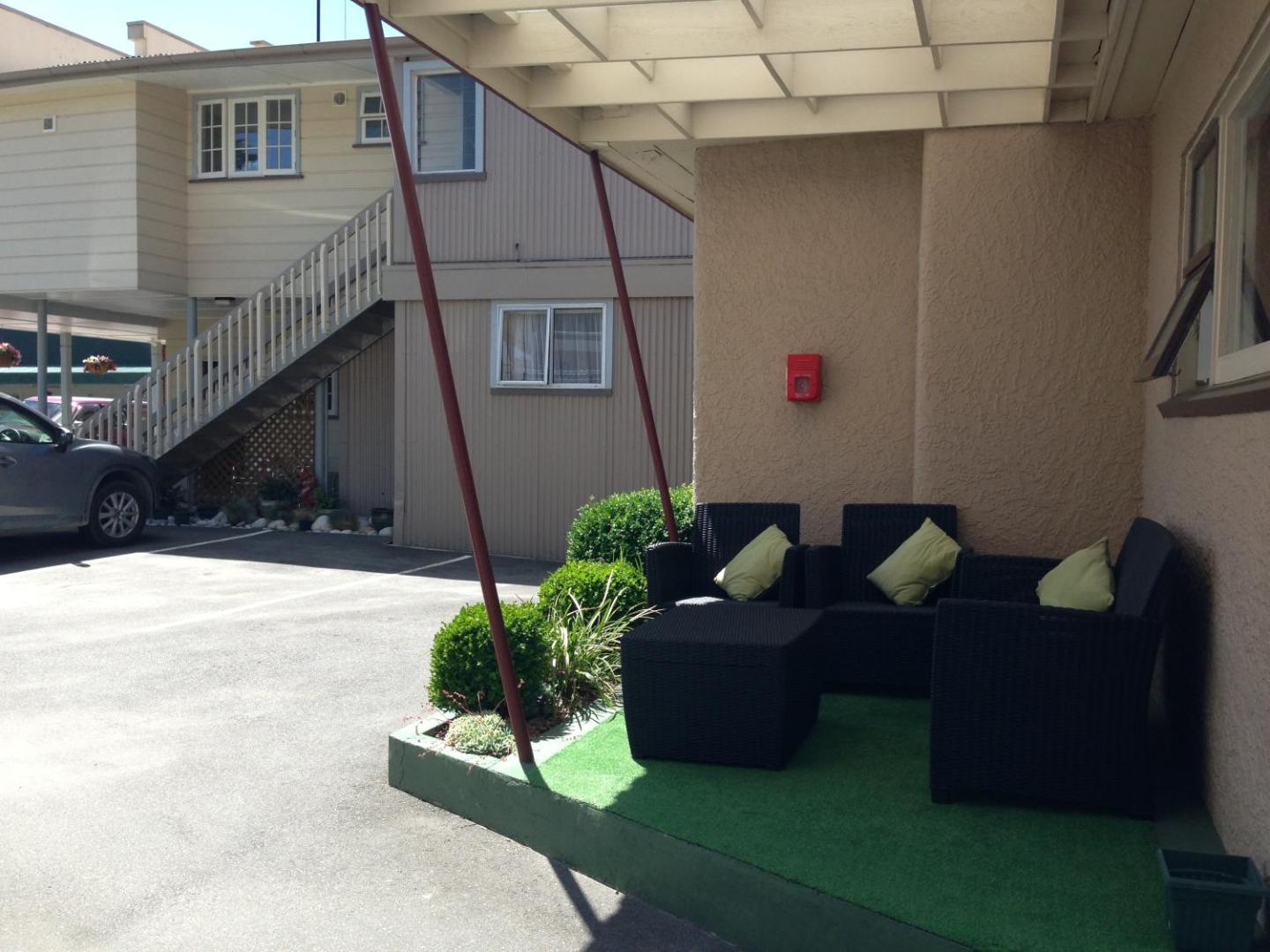 Lantern Court Motel 4