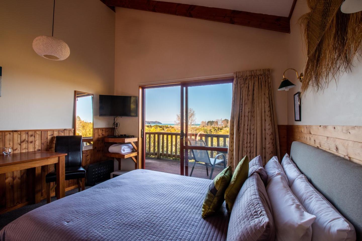 Abel Tasman Ocean View Chalet 4