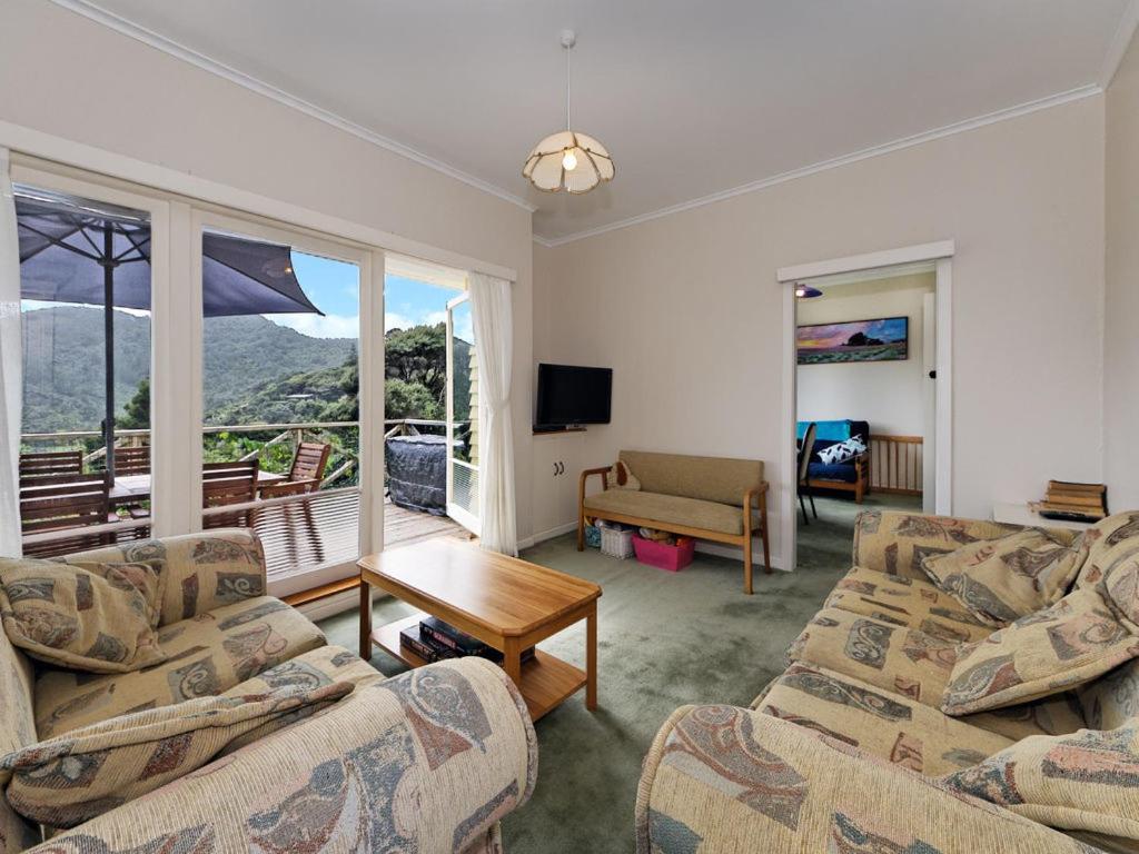 Surfer's Sunshine Cottage - Piha Holiday Home 5