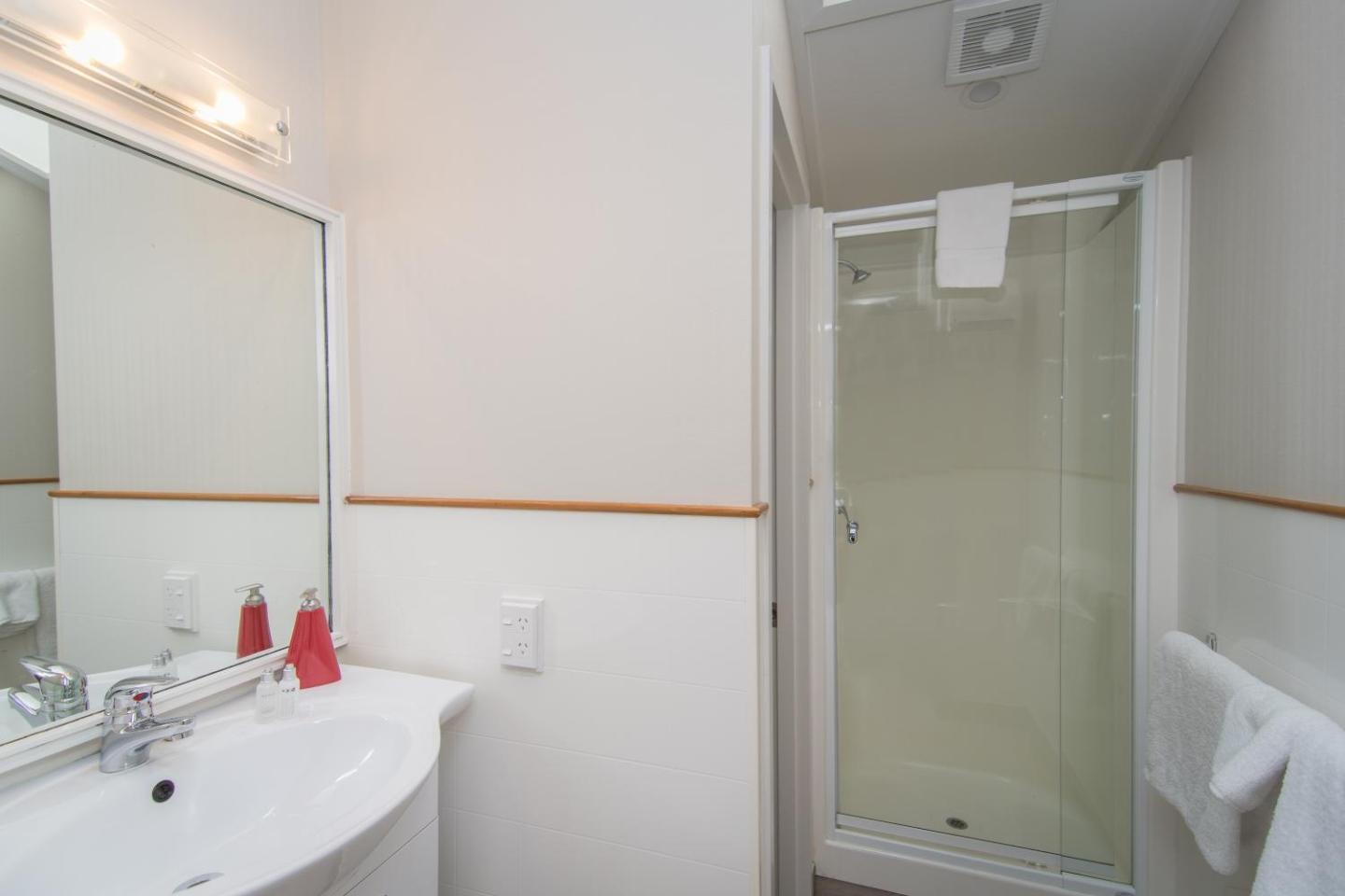 Cedar Lodge Motel 5