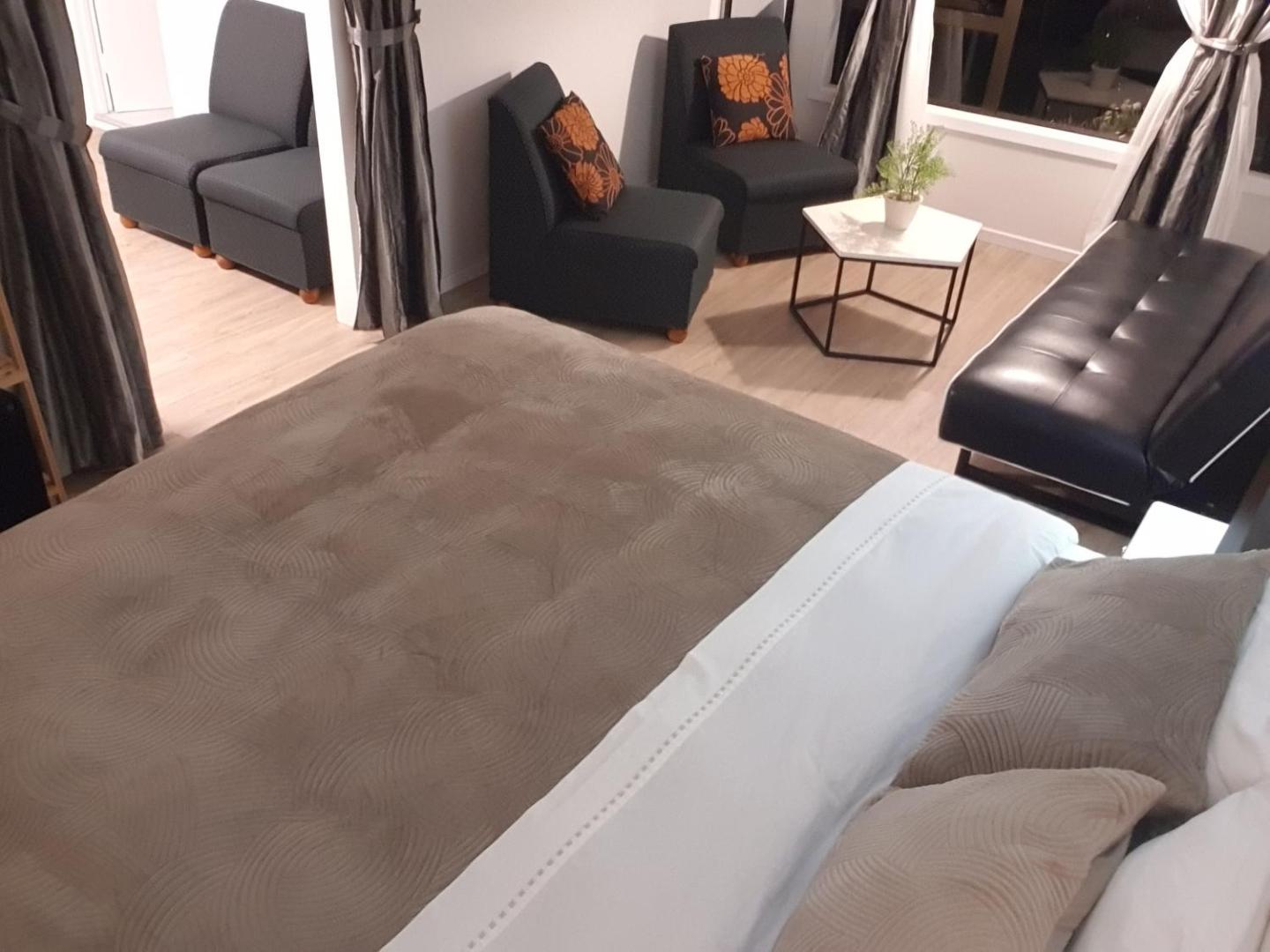 Entire 3 Bedroom House, Super King Bed Ensuite 4