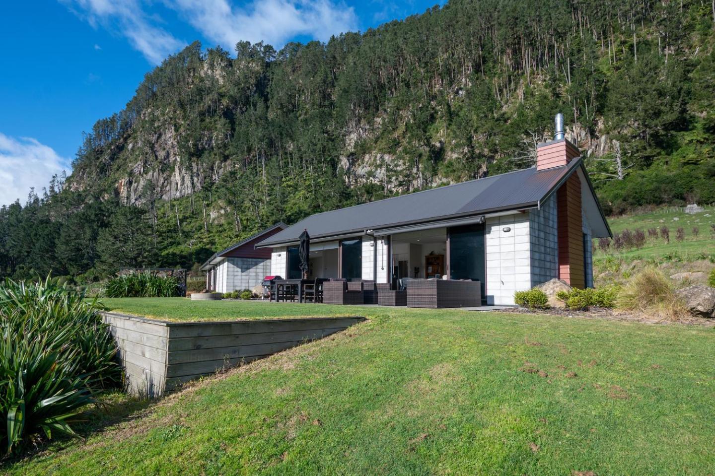 Lakehouse Retreat - Whakamaru Holiday Home 4