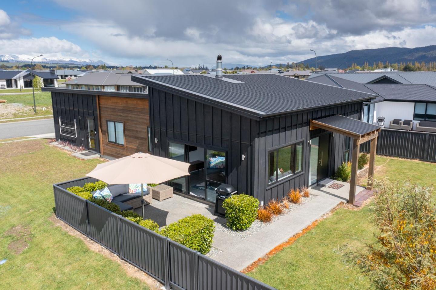Pounamu Paradise - Te Anau Holiday Home 1