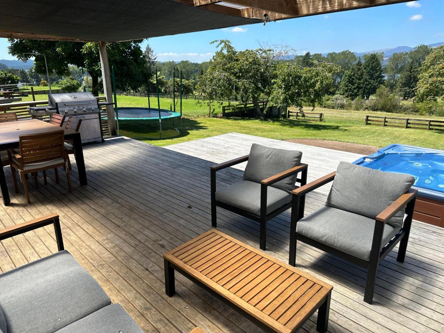 Lake Holiday Home - Spa & Views 4