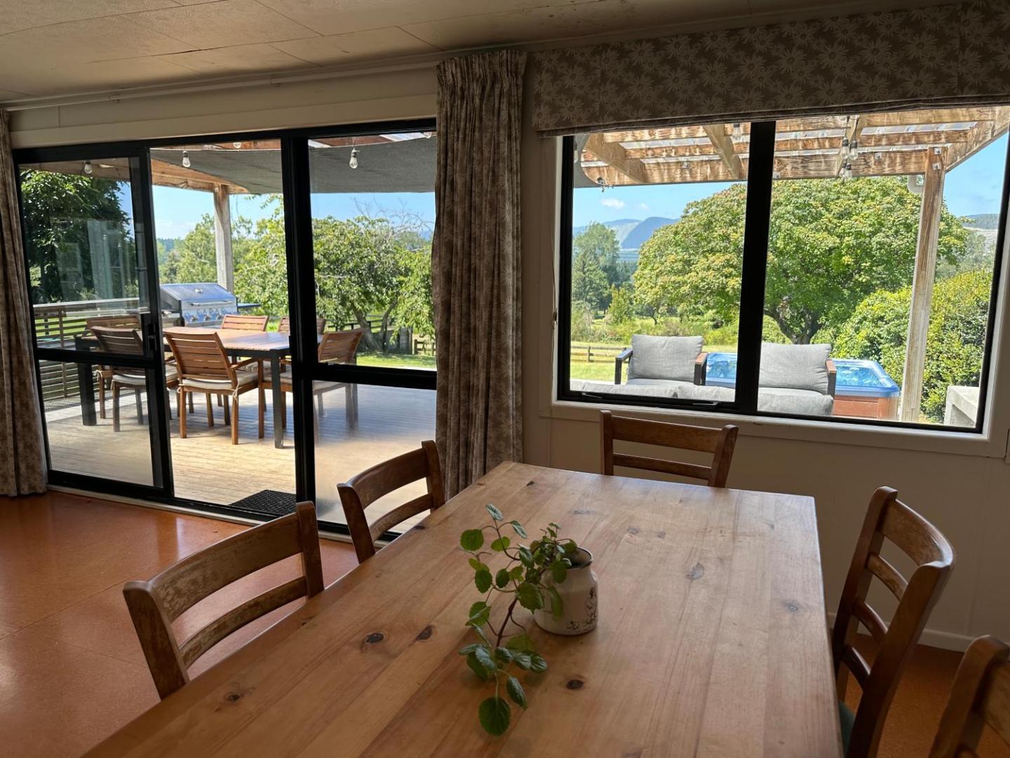 Lake Holiday Home - Spa & Views 3