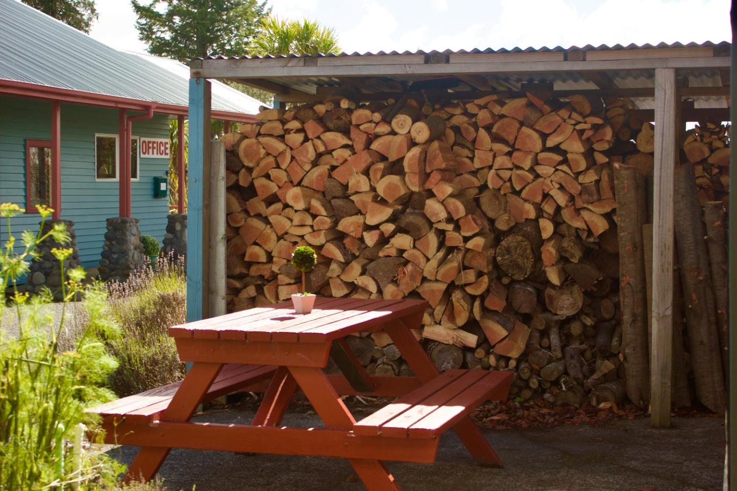 Adventure Lodge And Motels And Tongariro Crossing Track Transport 4