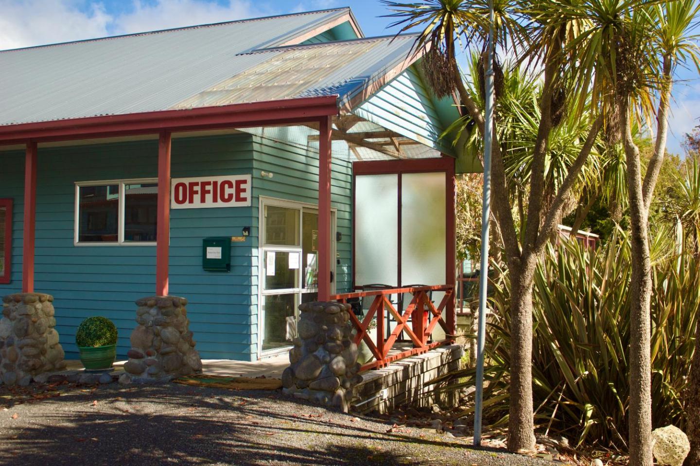 Adventure Lodge And Motels And Tongariro Crossing Track Transport 5