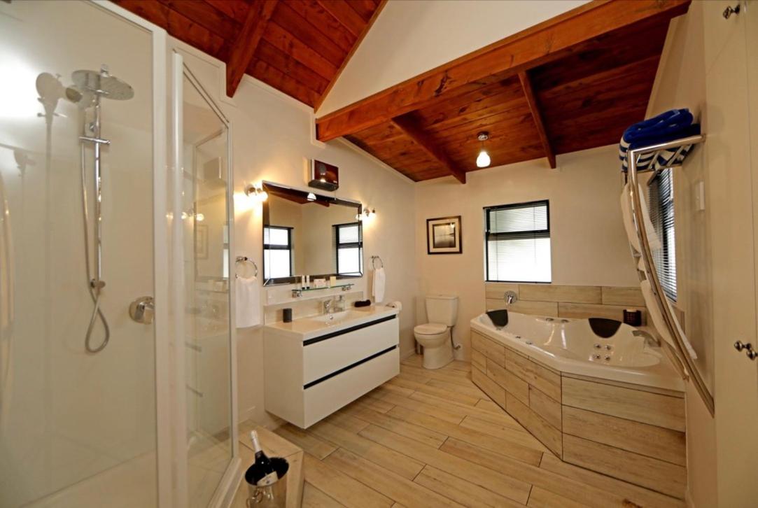 Coromandel Central Cottage Luxury W Spa 2