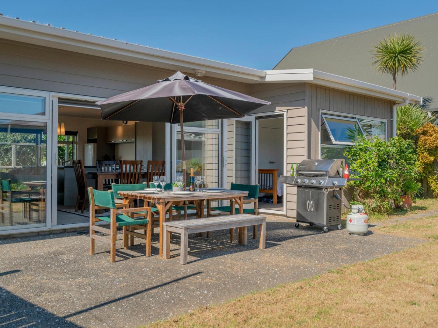 Unwind On The Fairway - Matarangi Holiday Home 1