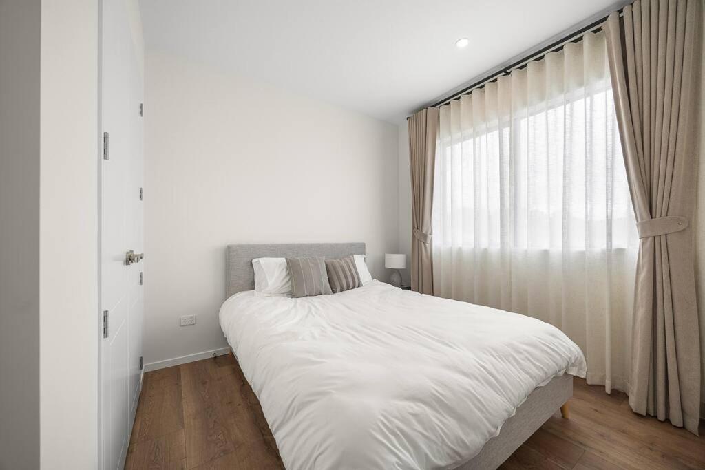 Greenstead Retreat 11 Beds, 8 Bedrooms, 5 Baths 2