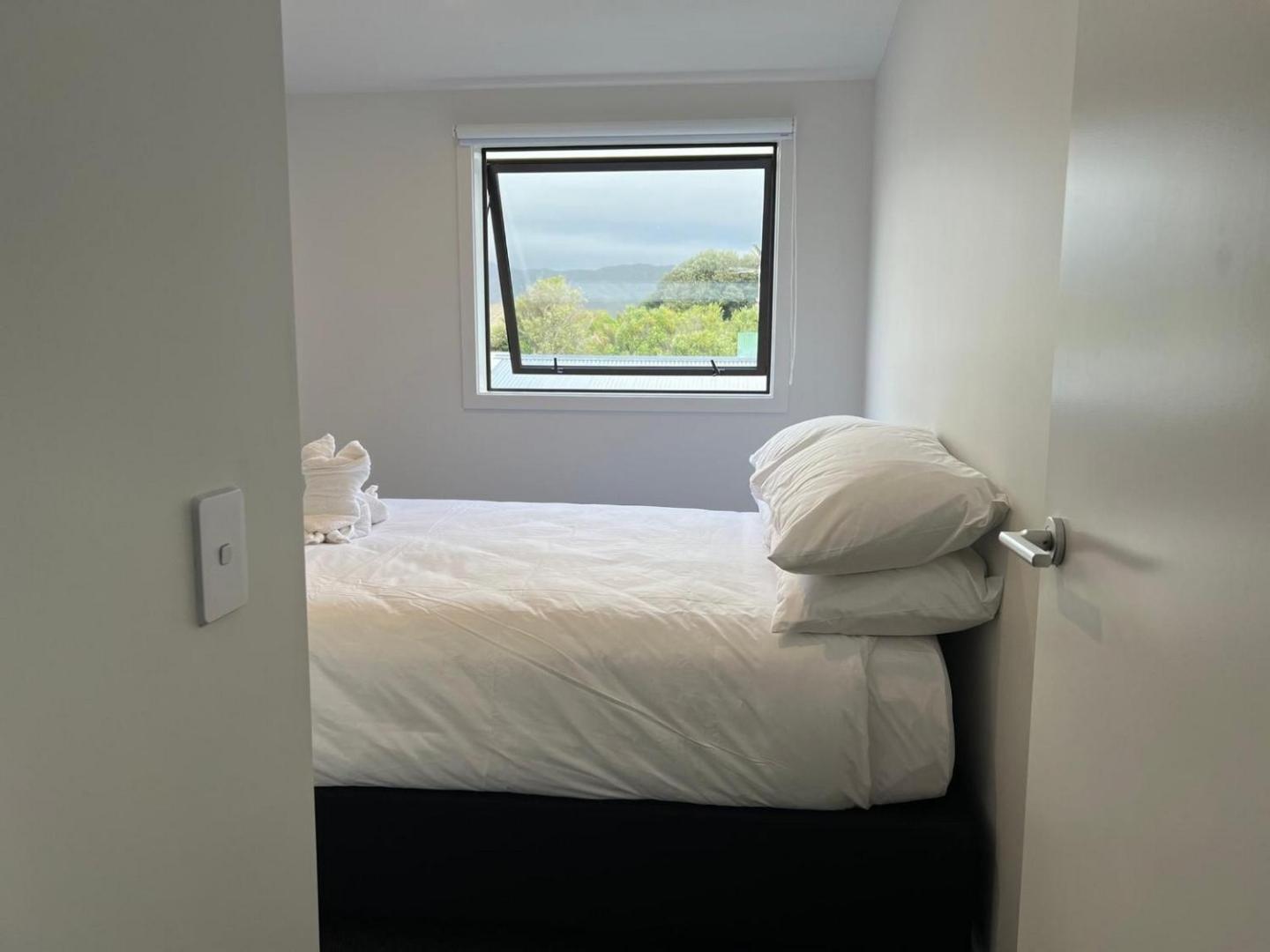 Hutt Central Modern 3-bedroom,3- Bathroom House With Patio And Carpark- 15 Mins To Wellington Cbd 4