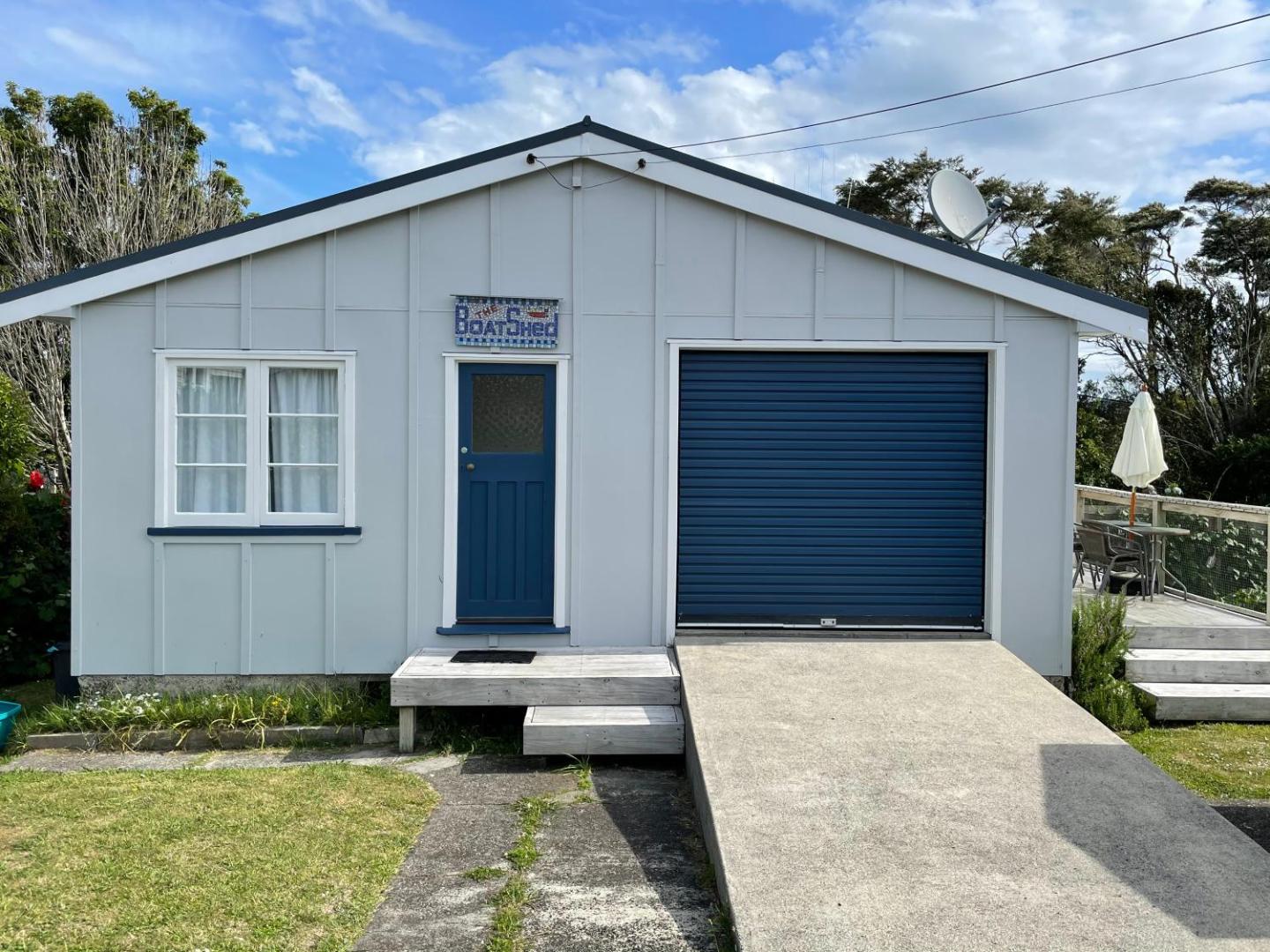 Relaxing Raglan & The Boat House 3