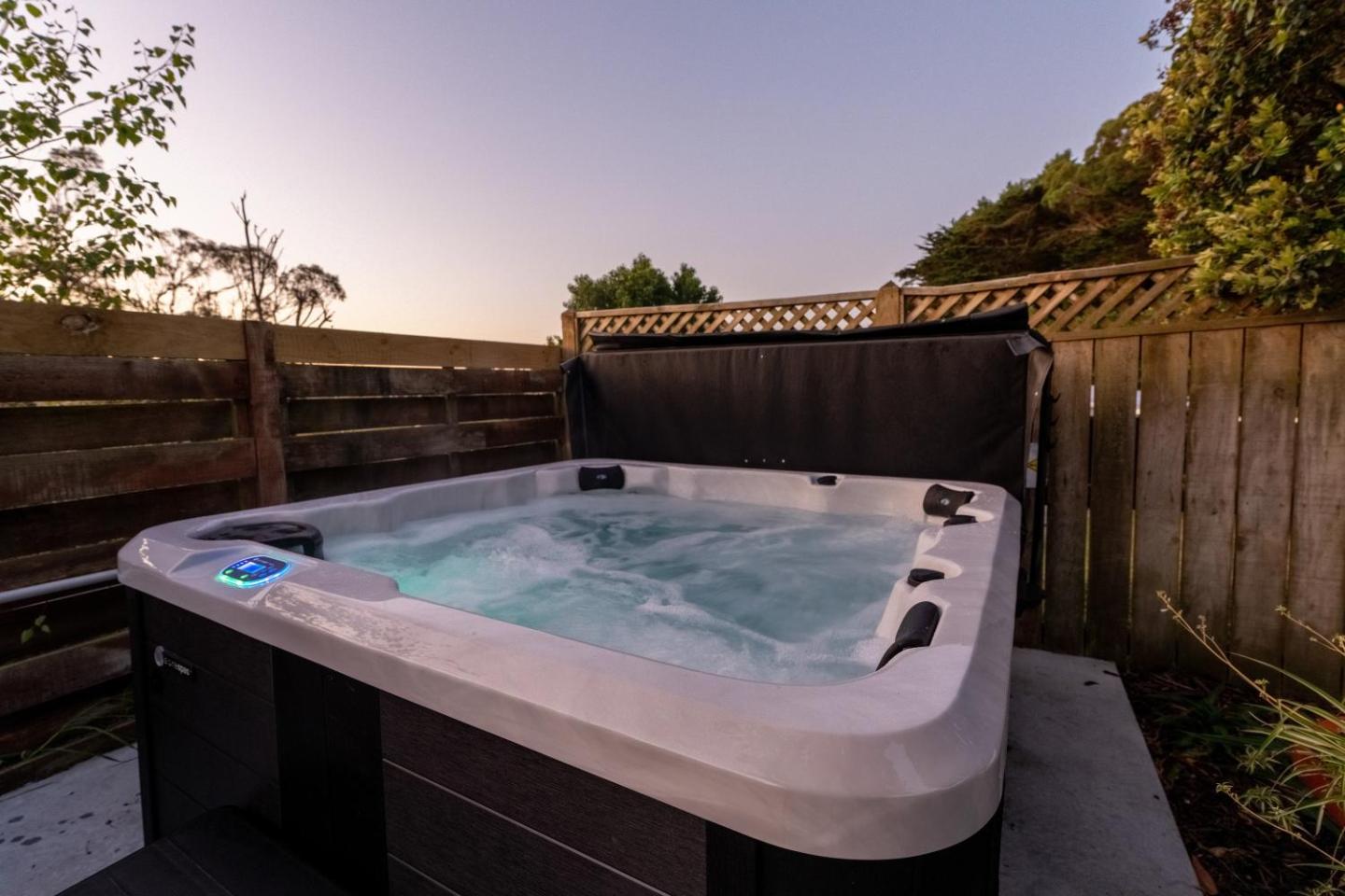 River City Views With Spa Pool, Bbq & Sky Tv 5