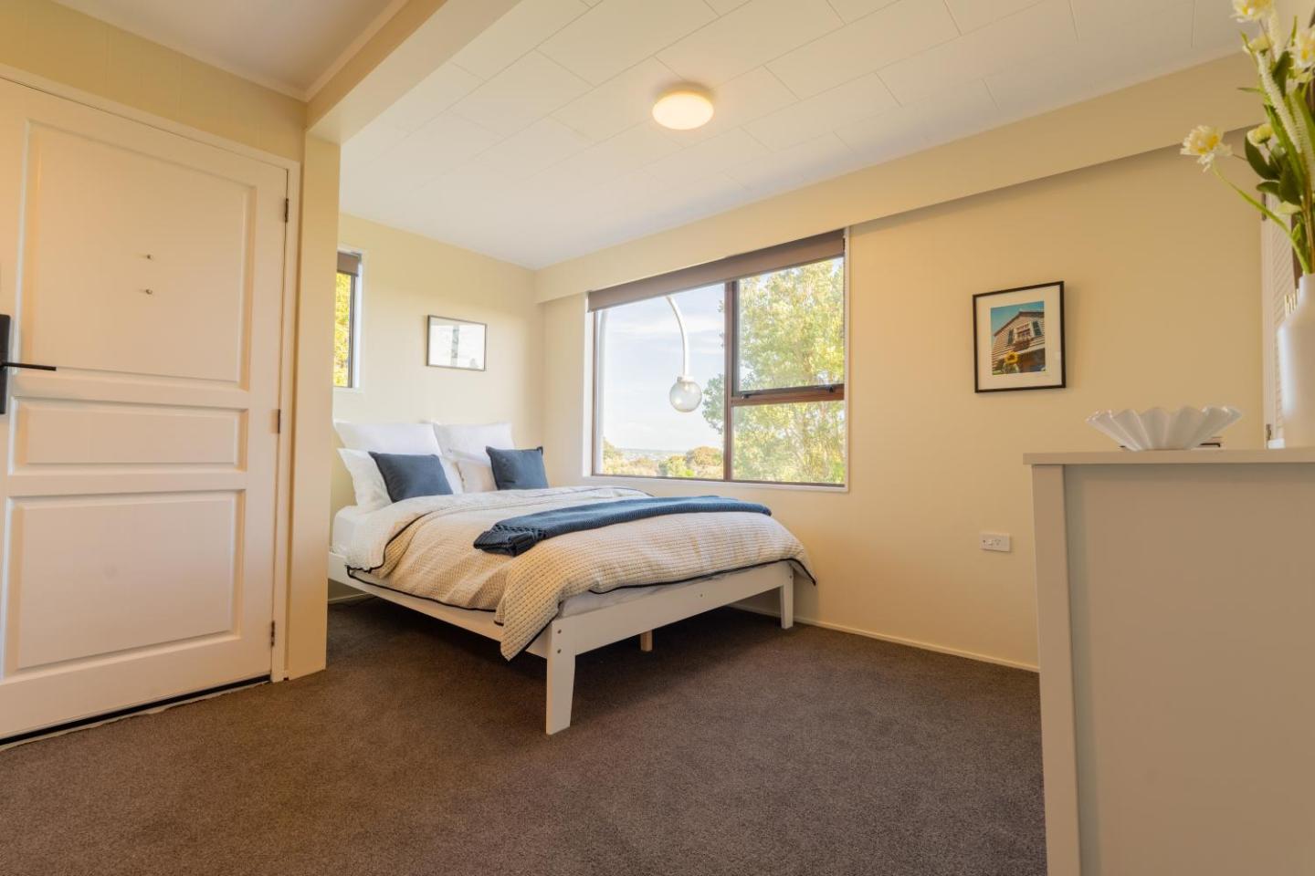 Cosy Unit With Incredible Views & Sky Tv 2