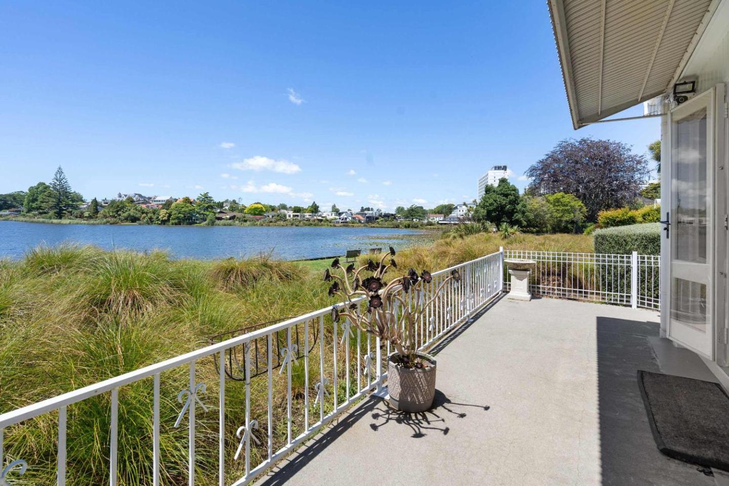 Stunning Lake Views & Hospital Location 4